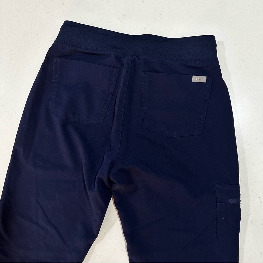 FIGS Scrub Set Catarina One Pocket Top & Zamora Joggers - Size XS - Picture 12 of 14